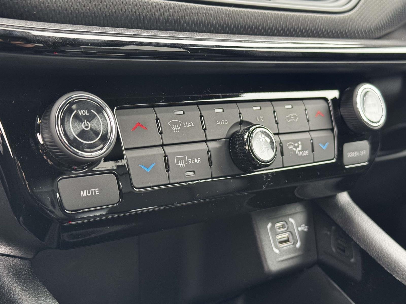 New 2026 Red Hot Pearlcoat Jeep Latitude Altitude image 5