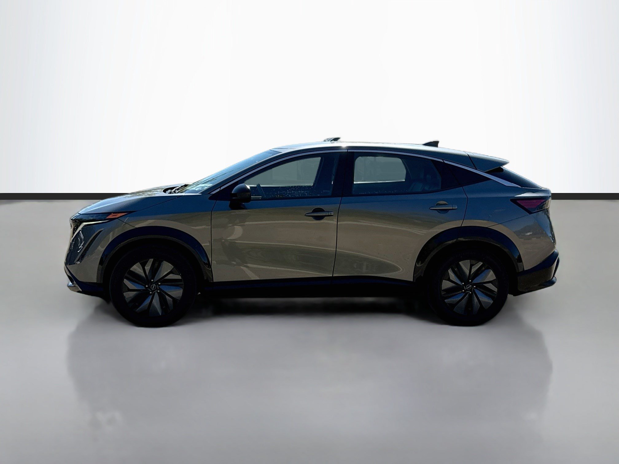 Used 2023 Gun Metallic Nissan ENGAGE image 4