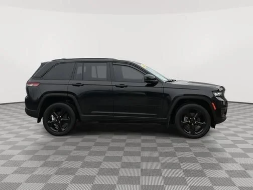 Used 2023 Black Jeep Altitude X image 2