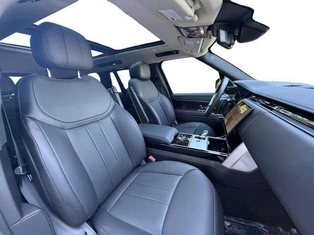 Used 2025 White Land Rover SE image 16