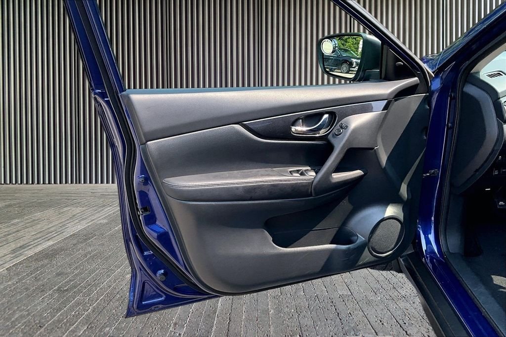 Used 2018 Blue Nissan S image 23