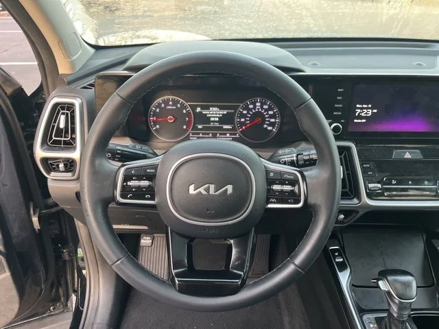 Used 2023 Black Kia X-Line S image 19