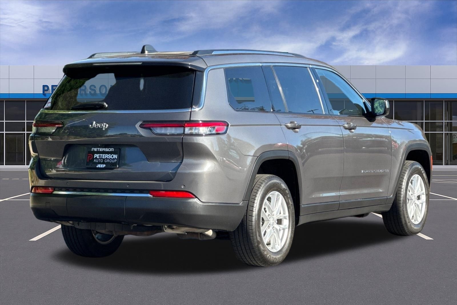 Used 2022 Gray Jeep Laredo image 4