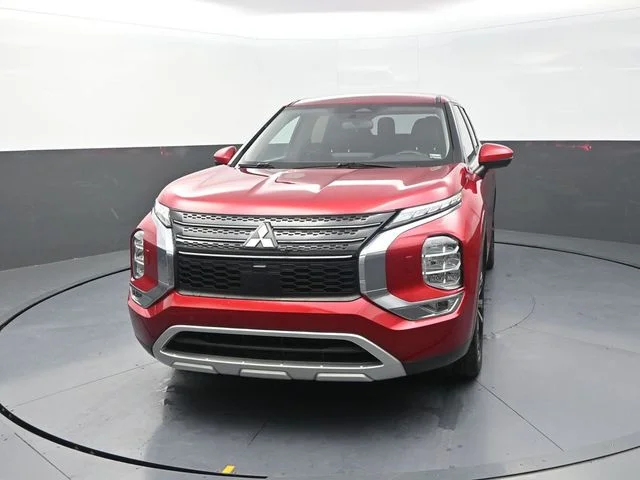 Used 2024  Mitsubishi SE image 2