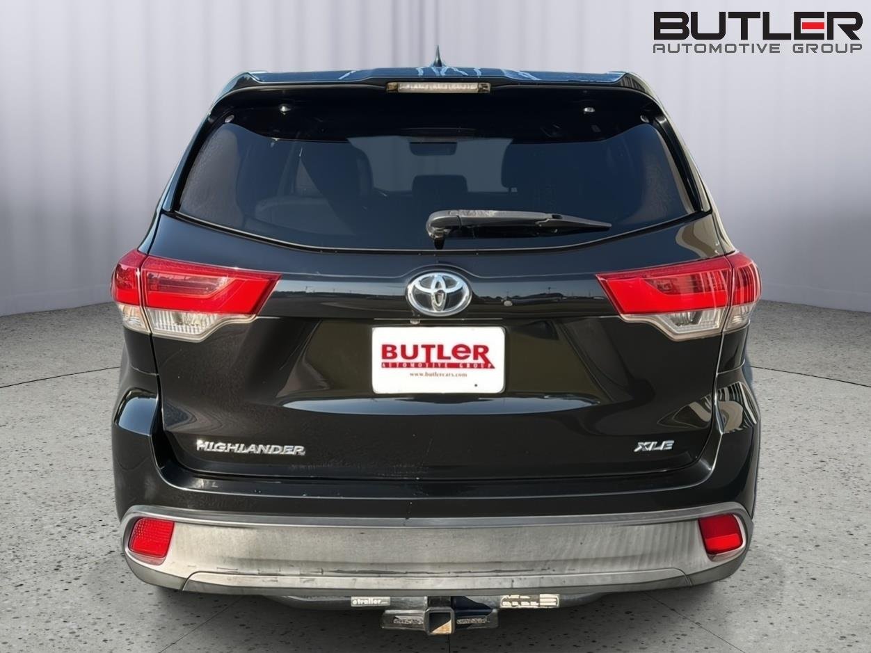 Used 2017 Midnight Black Metallic Toyota XLE image 5