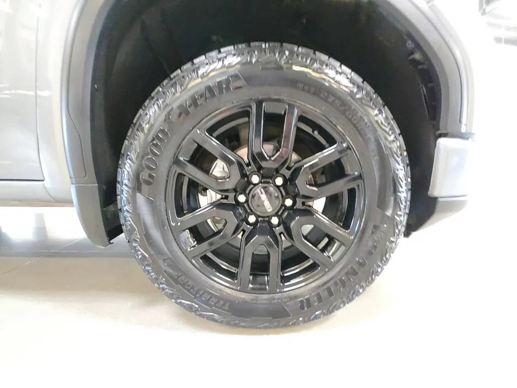 Used 2025 Sterling Metallic GMC Elevation image 29