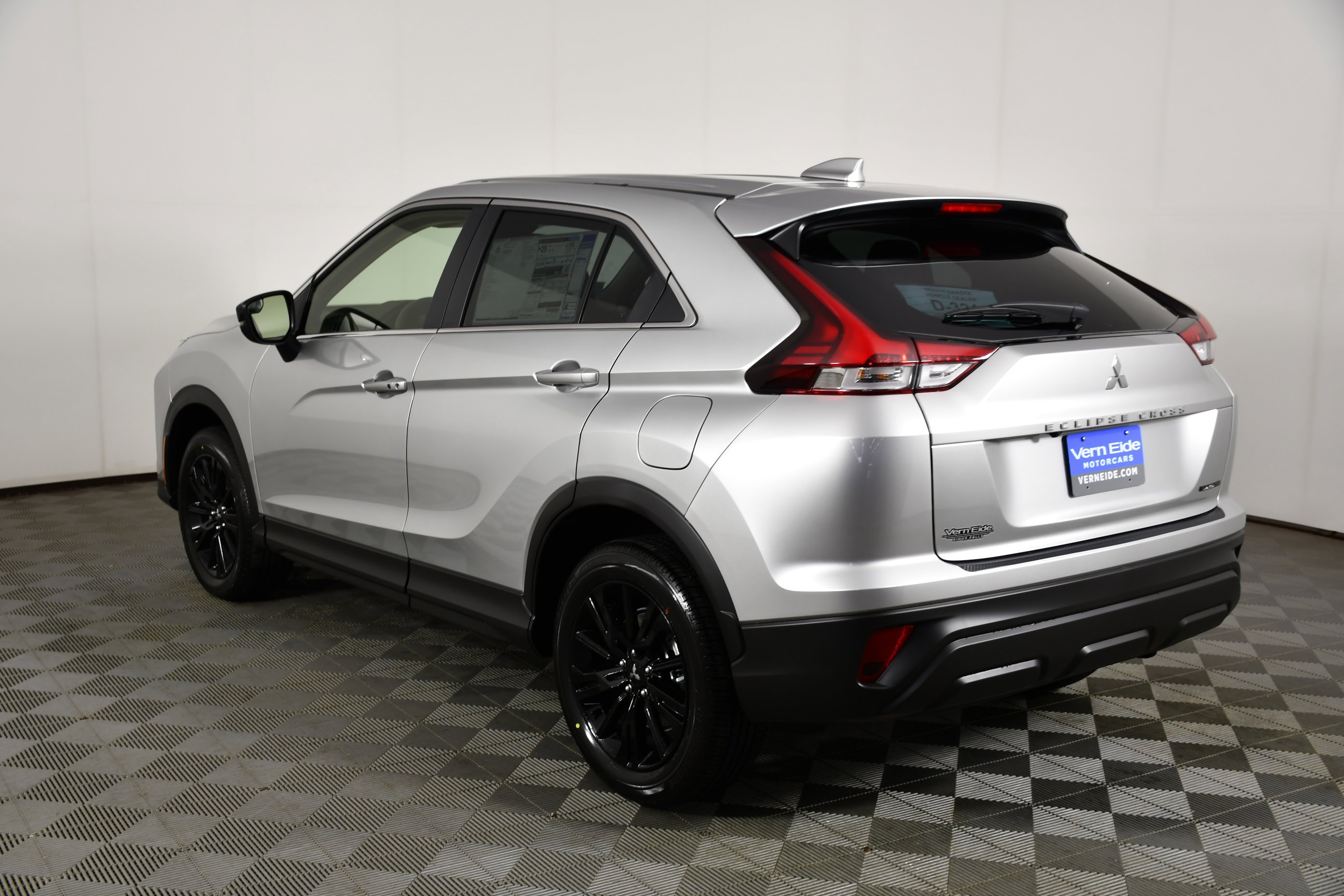 New 2026 Alloy Silver Metallic Mitsubishi LE image 8