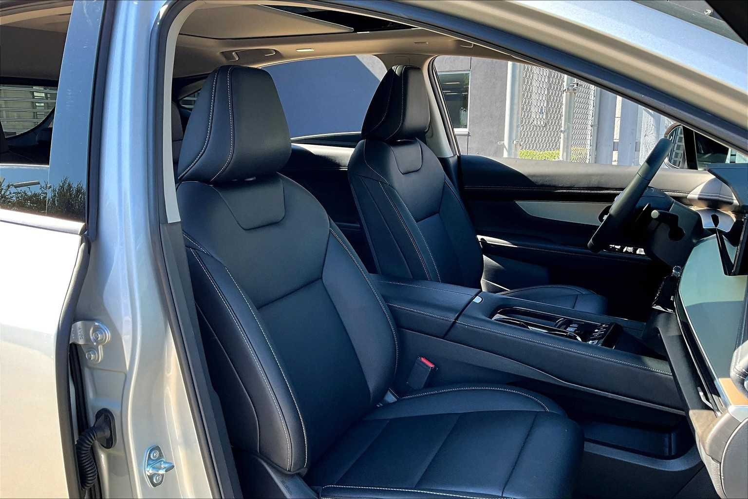 Used 2025 Brilliant Silver Metallic Nissan SL image 9