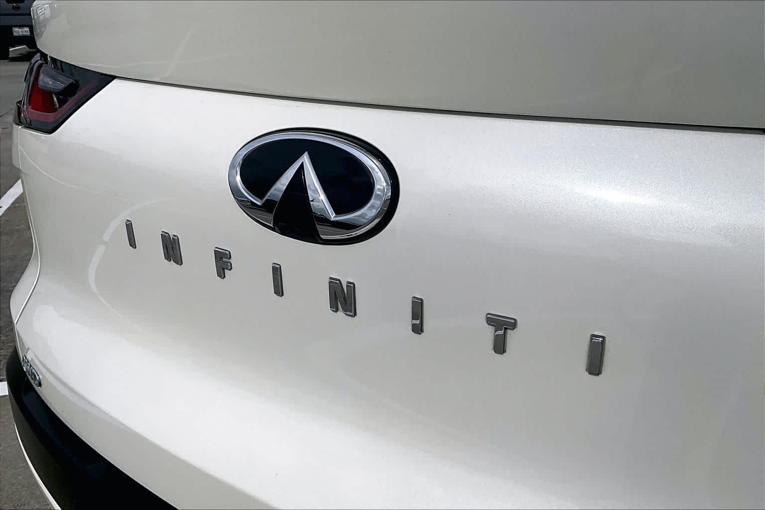Used 2023 Majestic White INFINITI LUXE image 9
