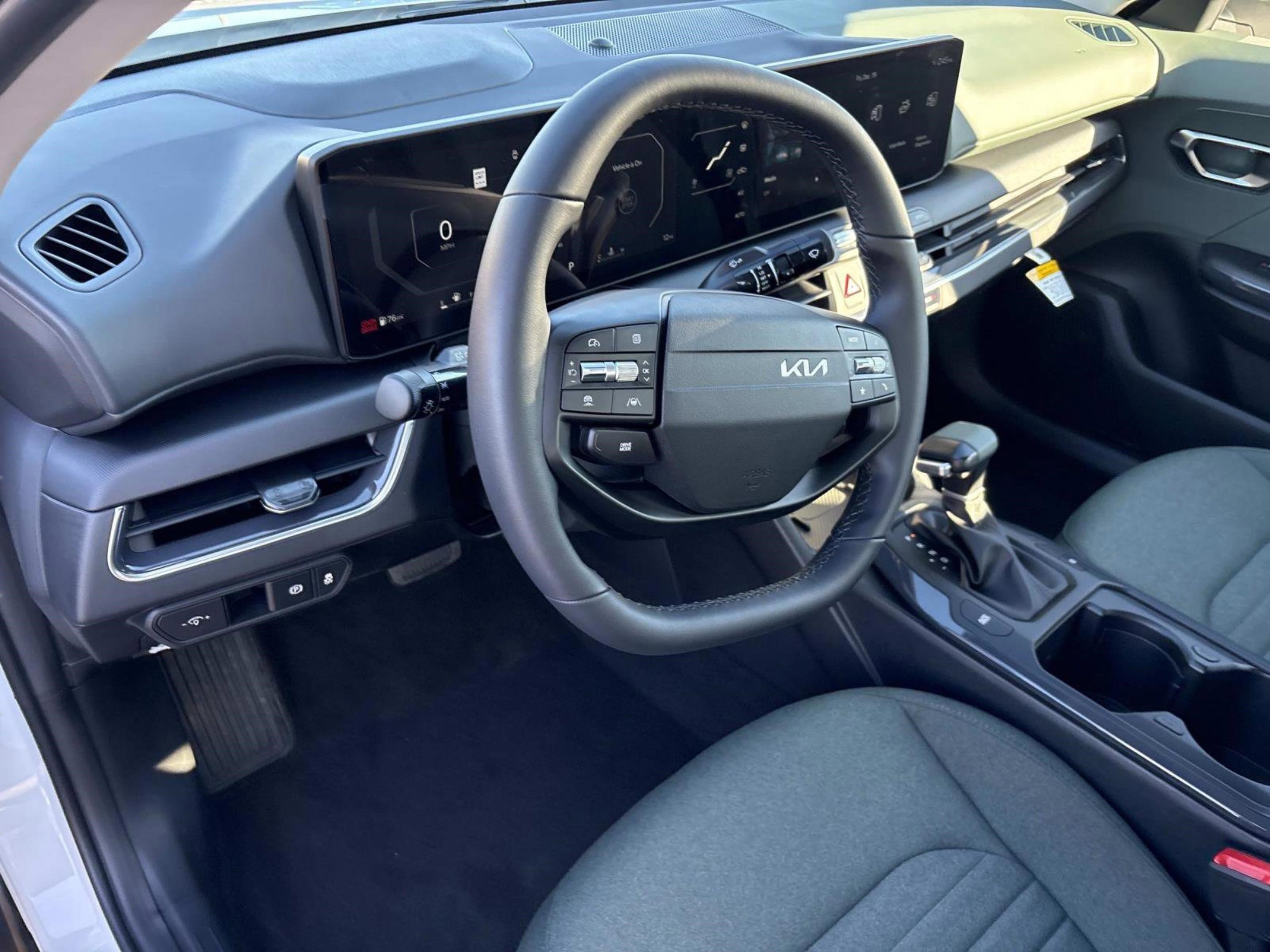 New 2025 Snow White Pearl Kia EX image 21