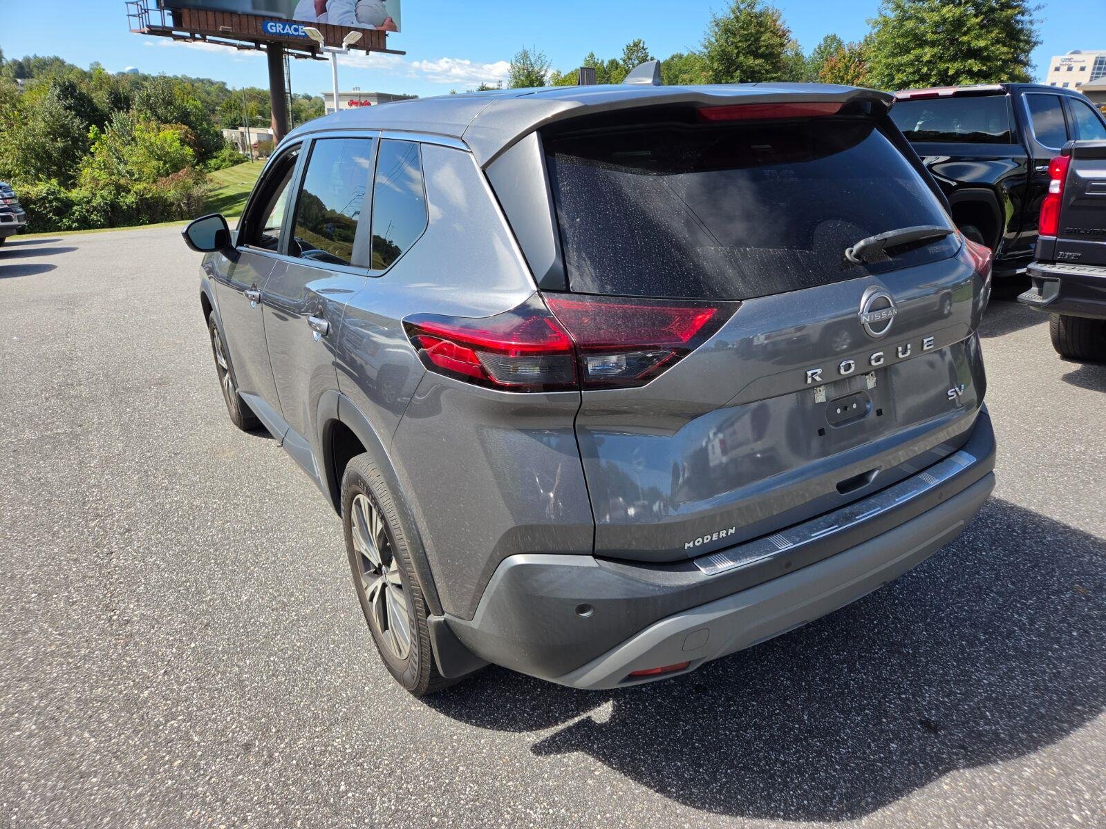 Used 2022 Grey Nissan SV image 7