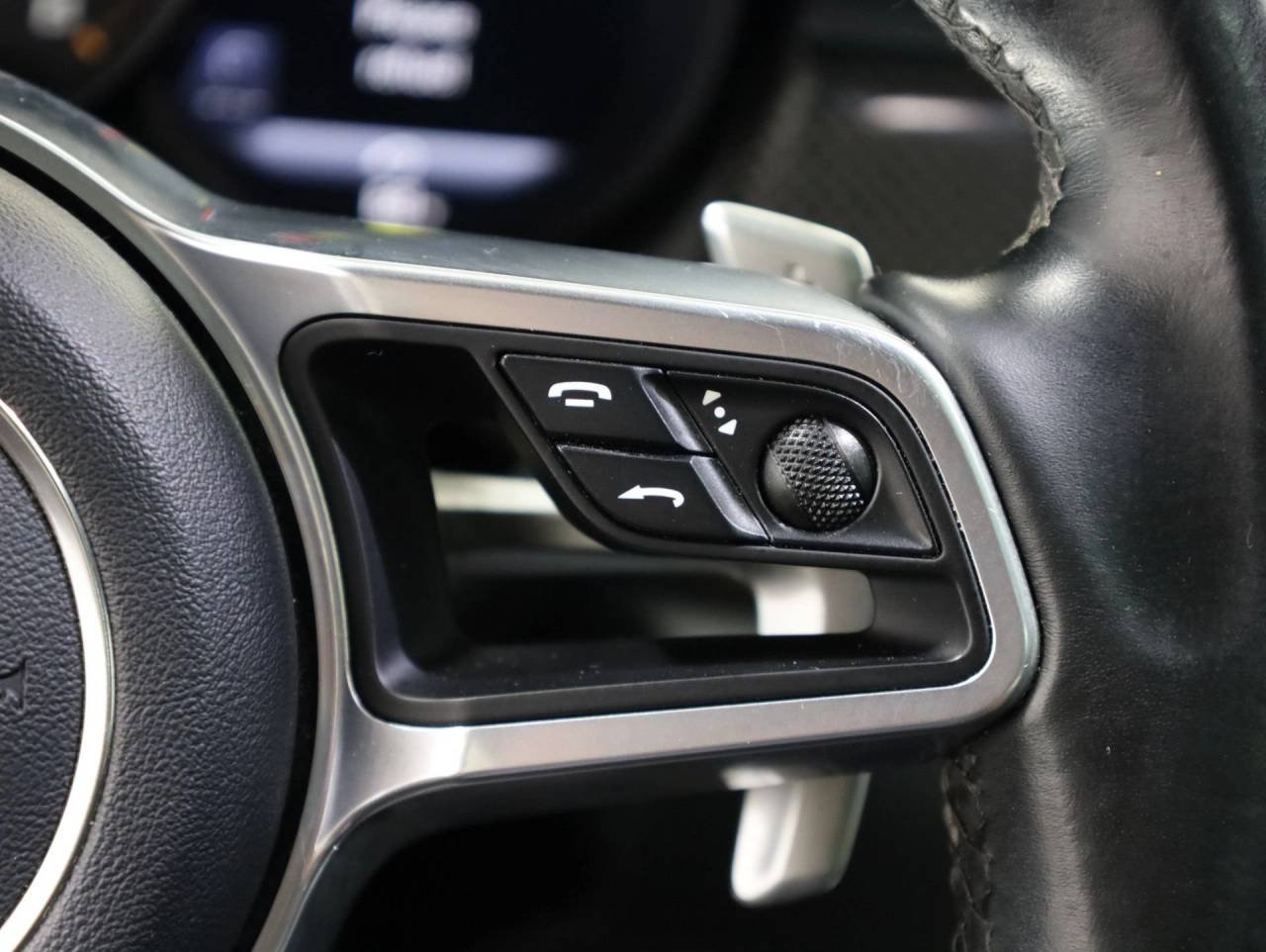 Used 2020 Vulcano Gray Metallic Porsche Macan image 28