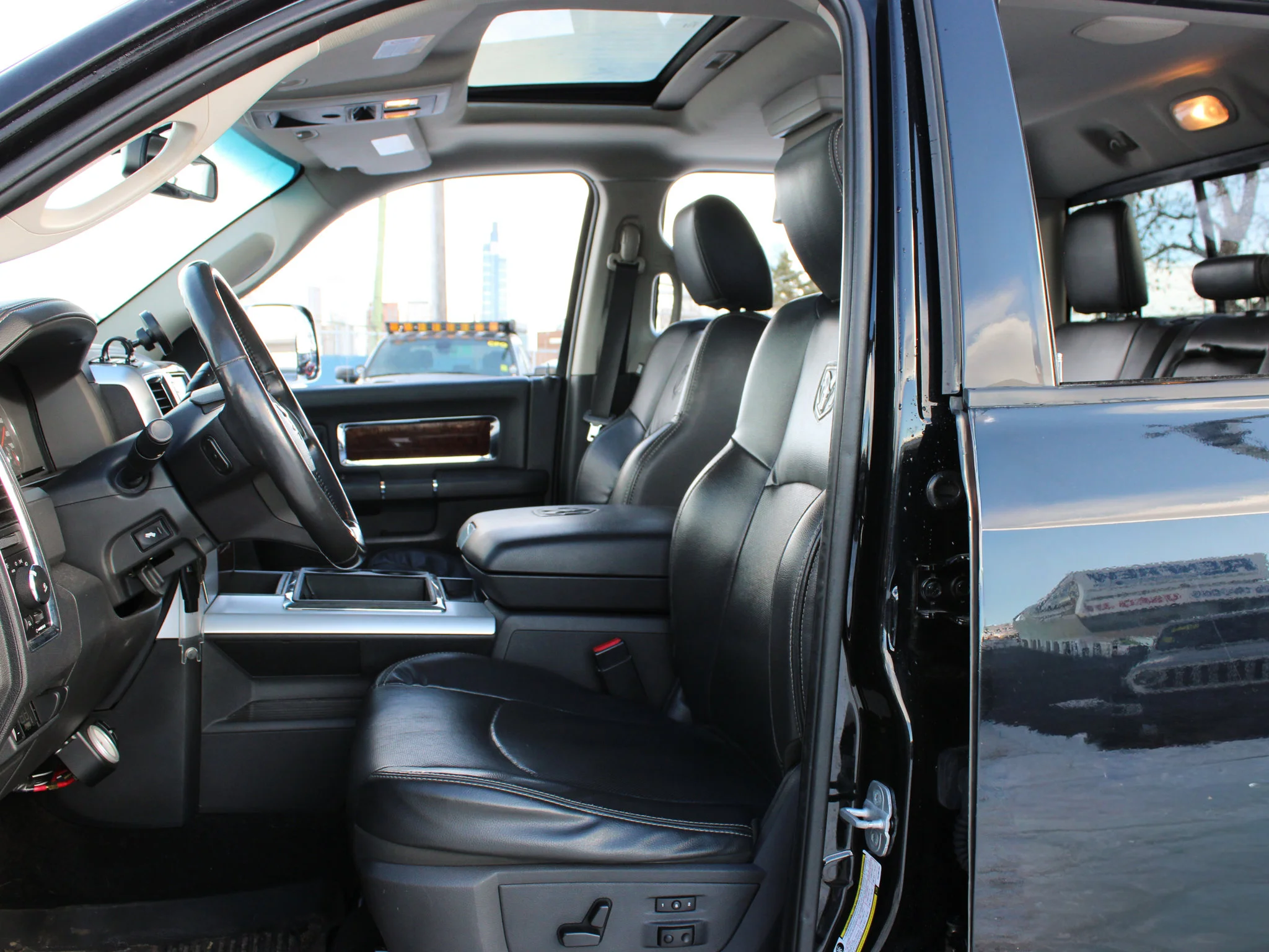Used 2012 Black RAM Laramie * Cummins diesel, Airbag Suspension, Sunroof, Cooled/Heated Leather image 3