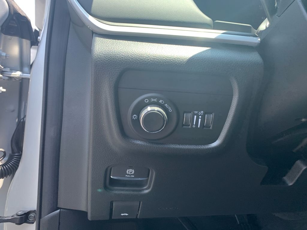 New 2026 Silver Zynith Exterior Paint Jeep Laredo Altitude image 13