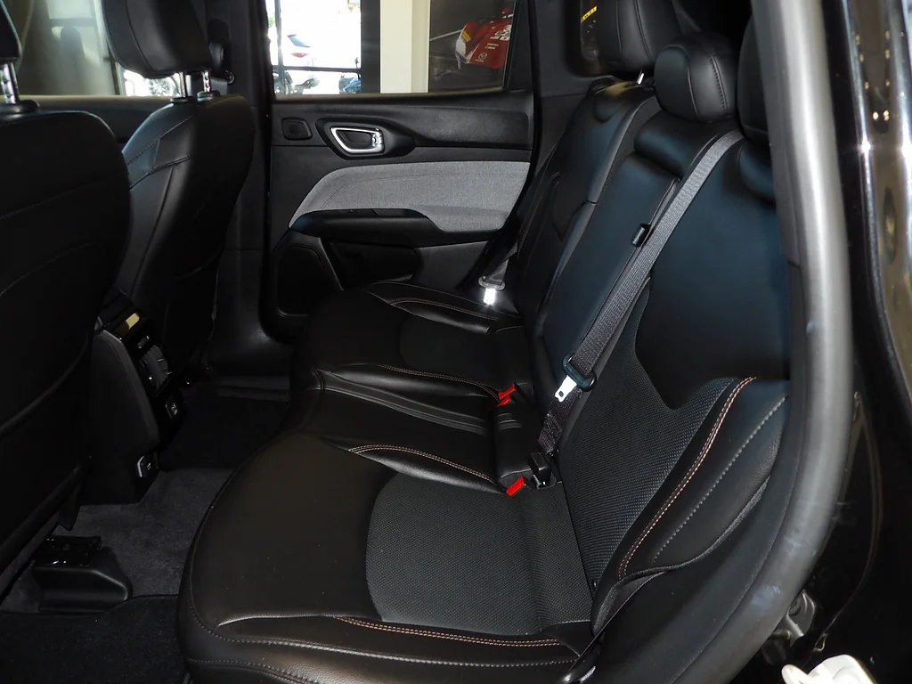 Used 2023 Diamond Black Crystal Pearl Coat Jeep Latitude Lux image 24