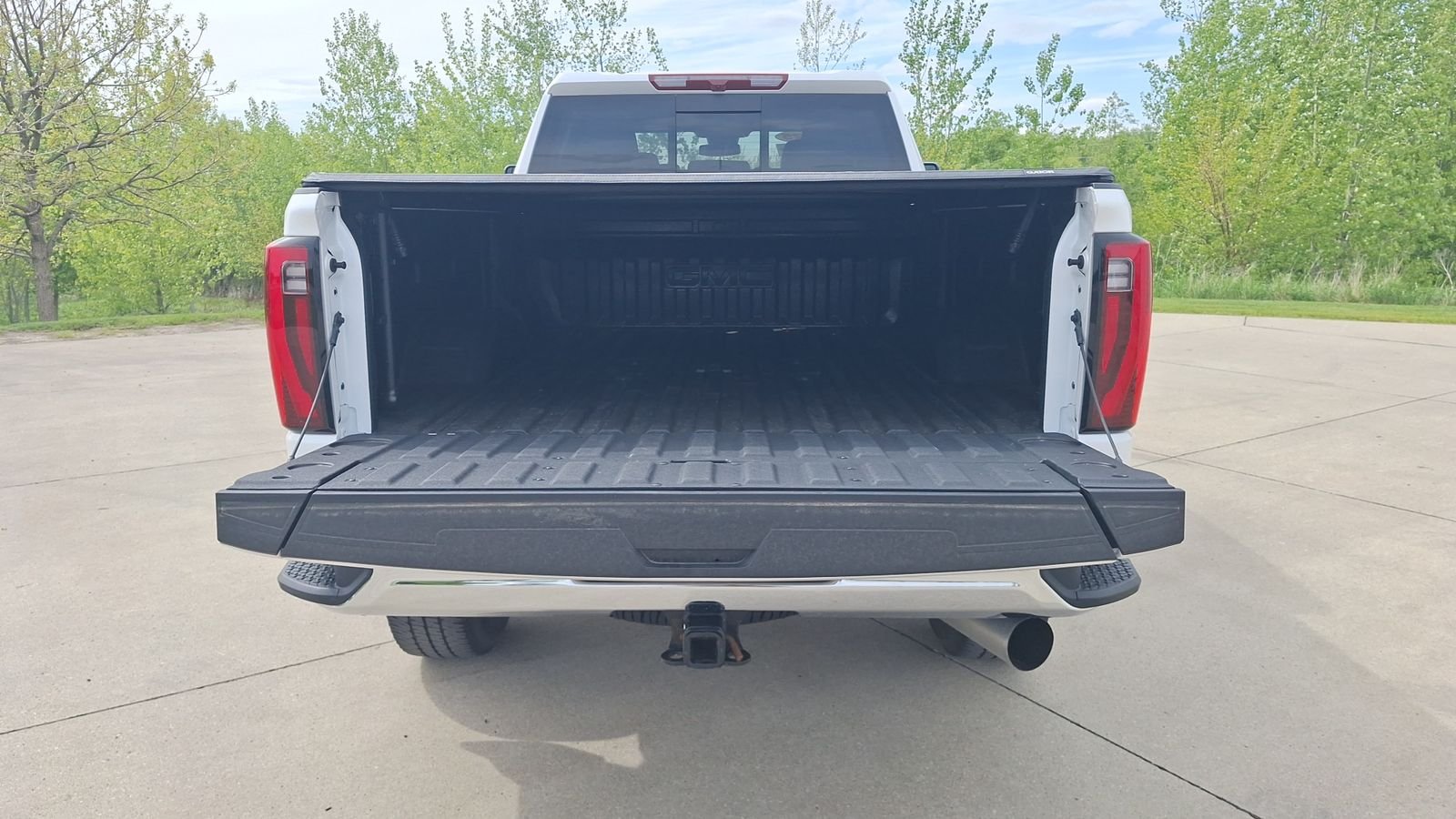 Used 2025 White GMC SLT image 15