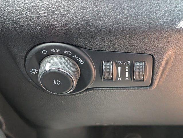 New 2026 Bright White Clear-Coat Exterior Paint Jeep Latitude image 22