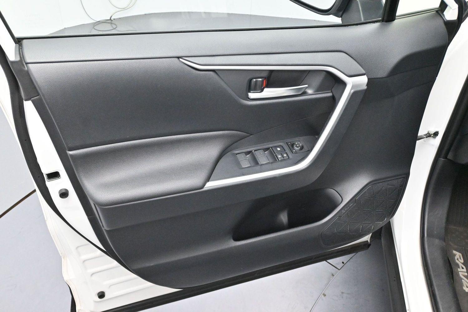 Used 2024 Ice Cap Toyota SE image 9