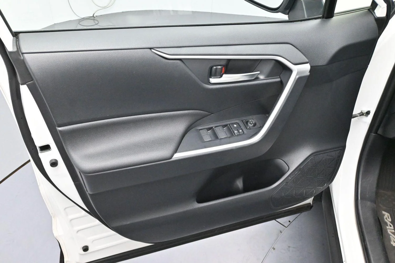 Used 2024 Ice Cap Toyota SE image 9