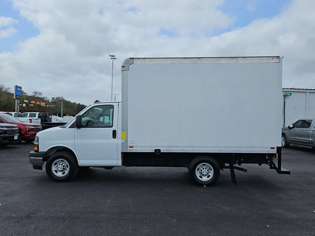 New 2025 Summit White Chevrolet 1WT image 18