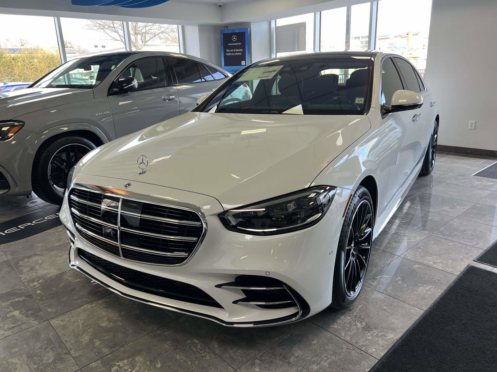 New 2026 MANUFAKTUR Moonlight White Metallic Mercedes-Benz S 580 image 32