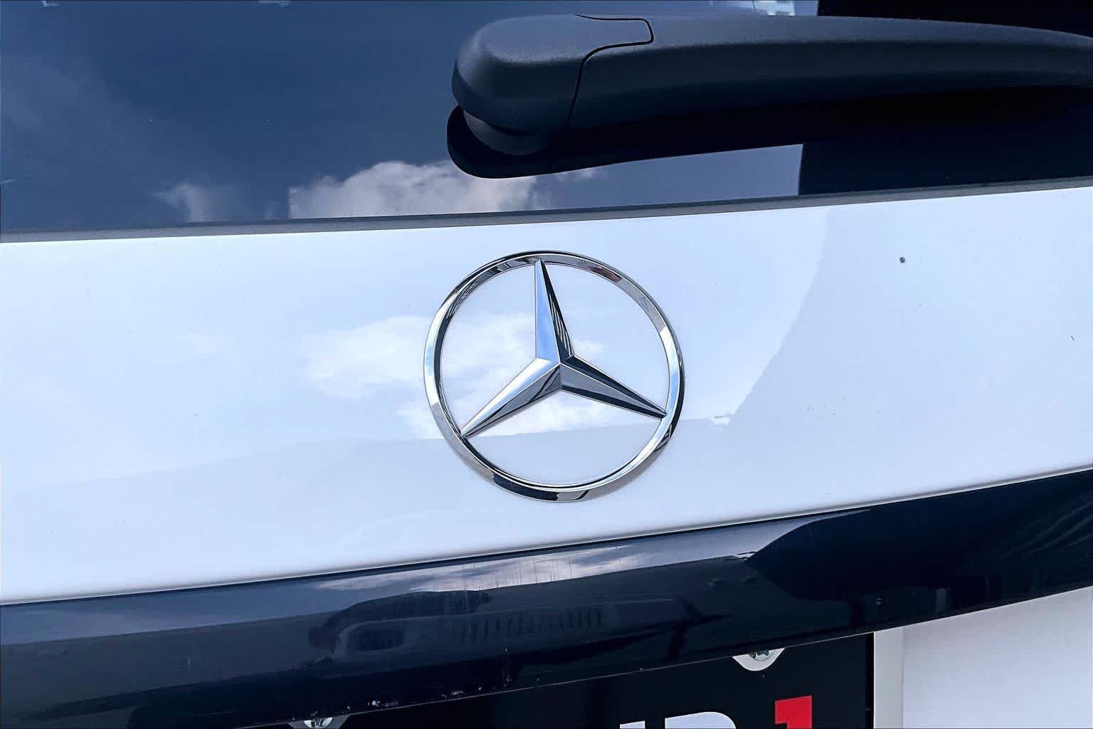 Used 2025 Polar White Mercedes-Benz GLC 300 image 10