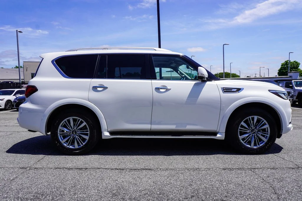 Used 2023 White INFINITI LUXE image 35