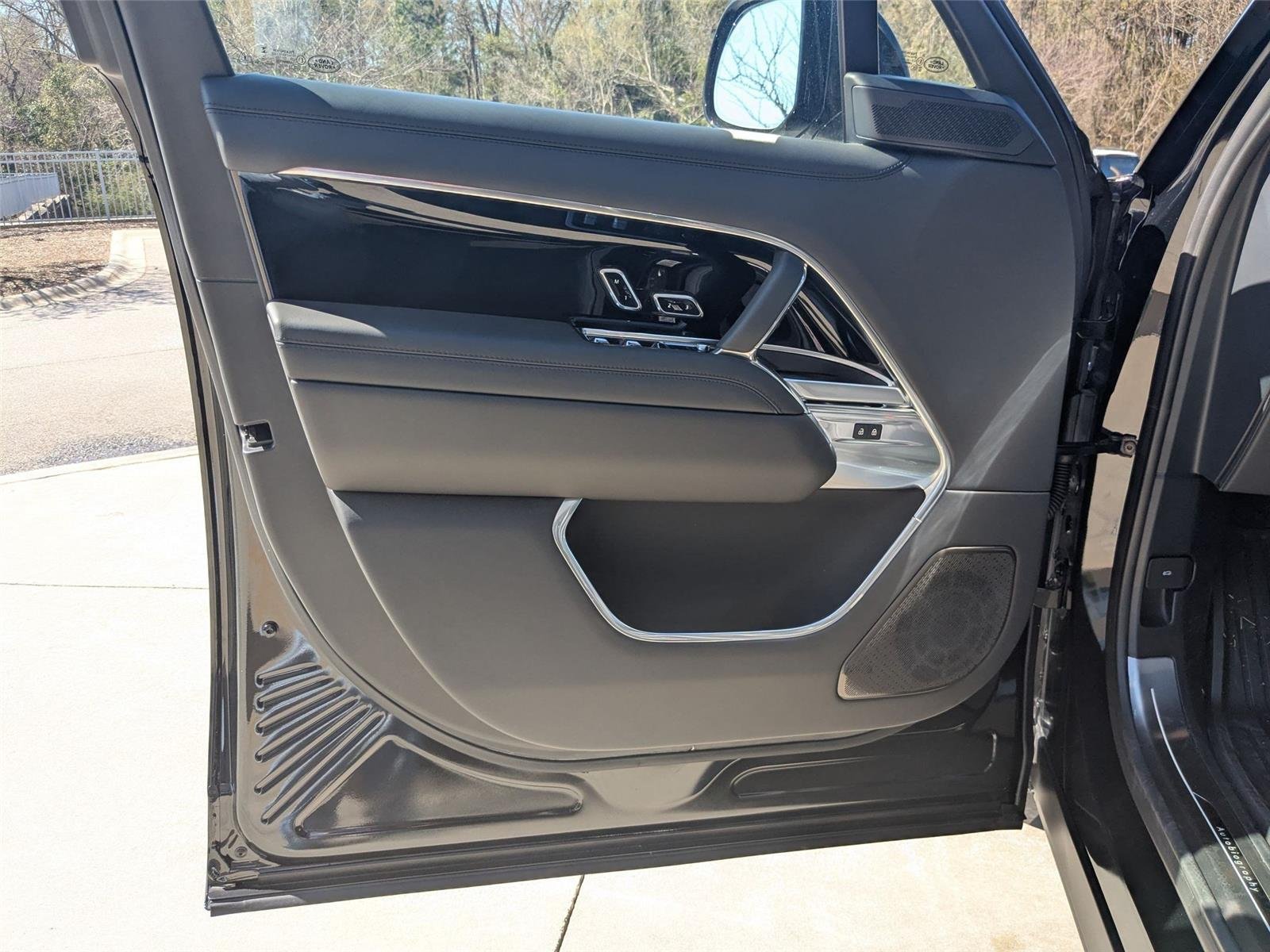 New 2025 Santorini Black Land Rover Autobiography image 11