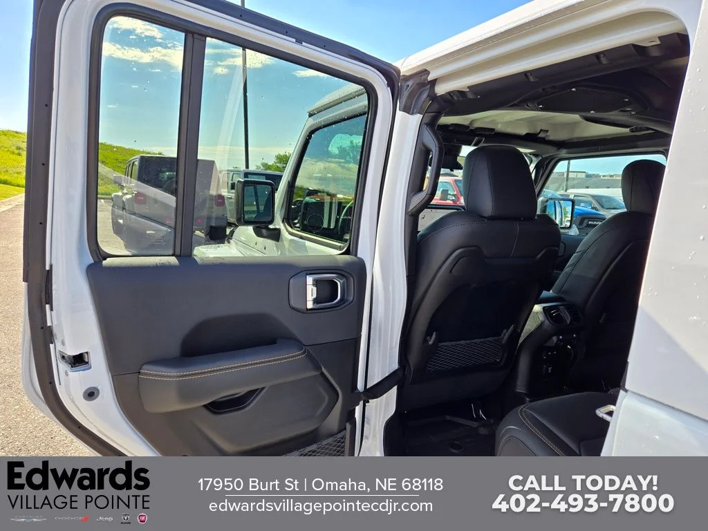 New 2026 Bright White Clear-Coat Exterior Paint Jeep Sahara image 24