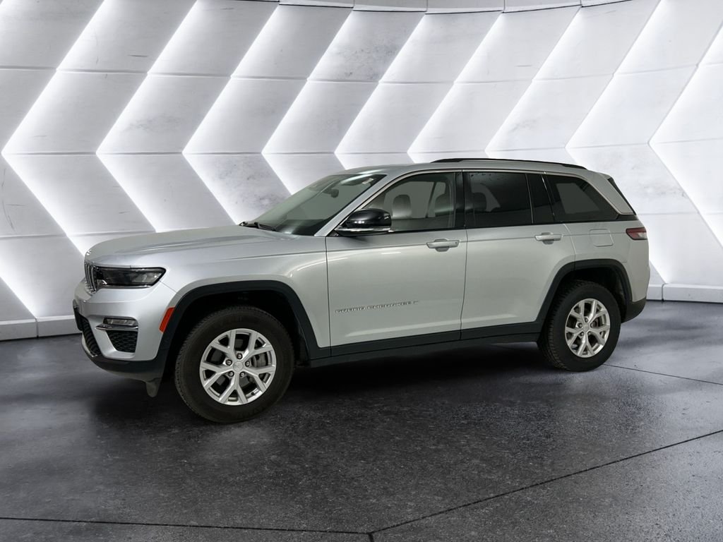 Used 2023 Silver Jeep Limited image 3