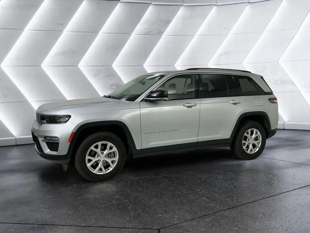 Used 2023 Silver Jeep Limited image 3