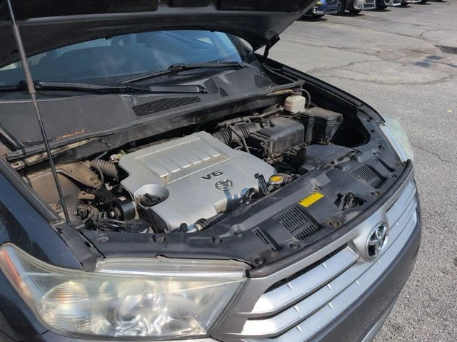 Used 2013 Gray Toyota SE image 38