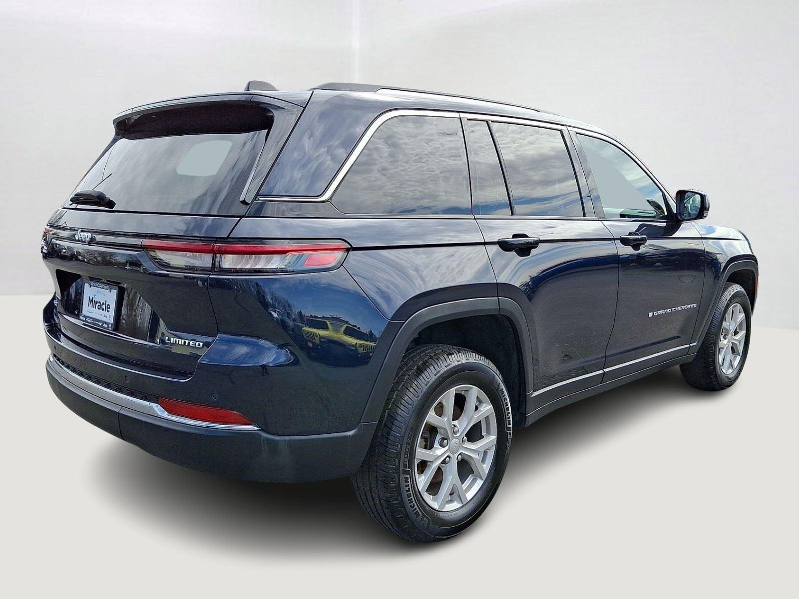 Used 2023 Midnight Sky Jeep Limited image 7