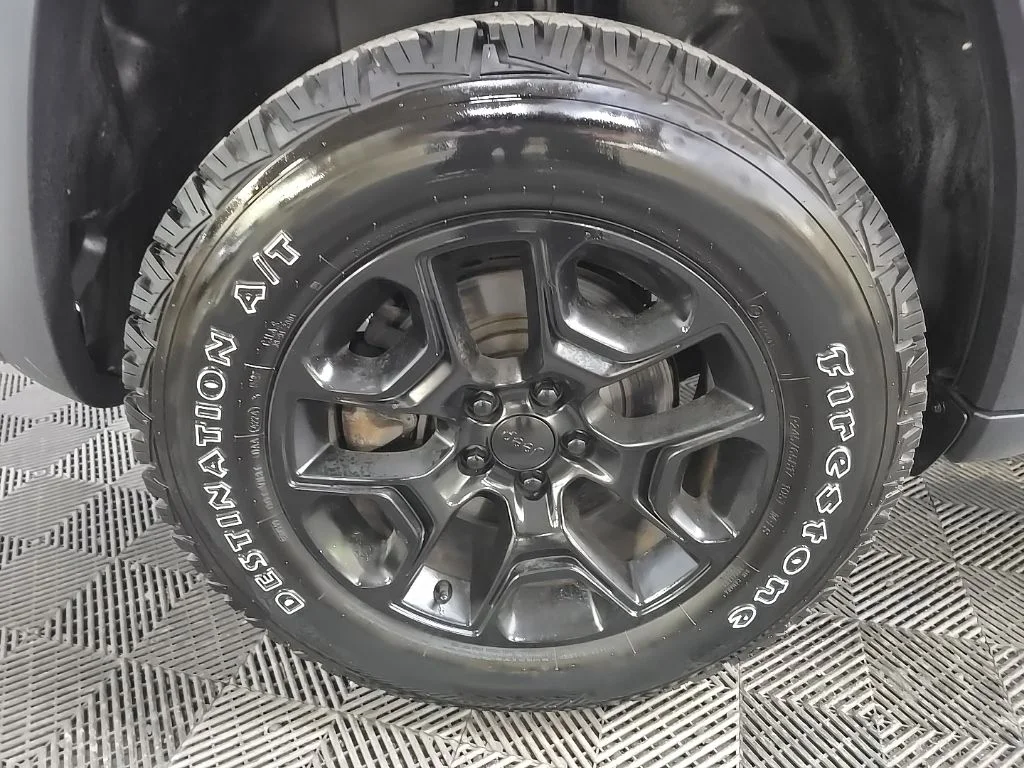 Used 2019 White Jeep Trailhawk image 17