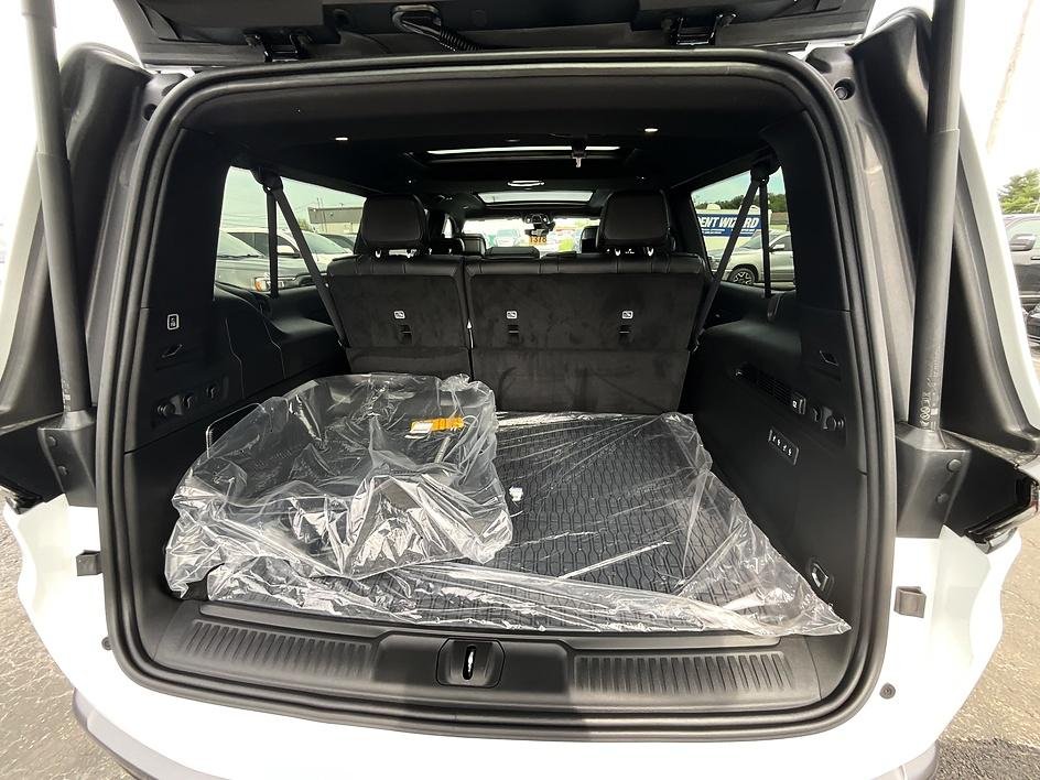 New 2026 Bright White Clear-Coat Exterior Paint Jeep Limited Reserve image 8