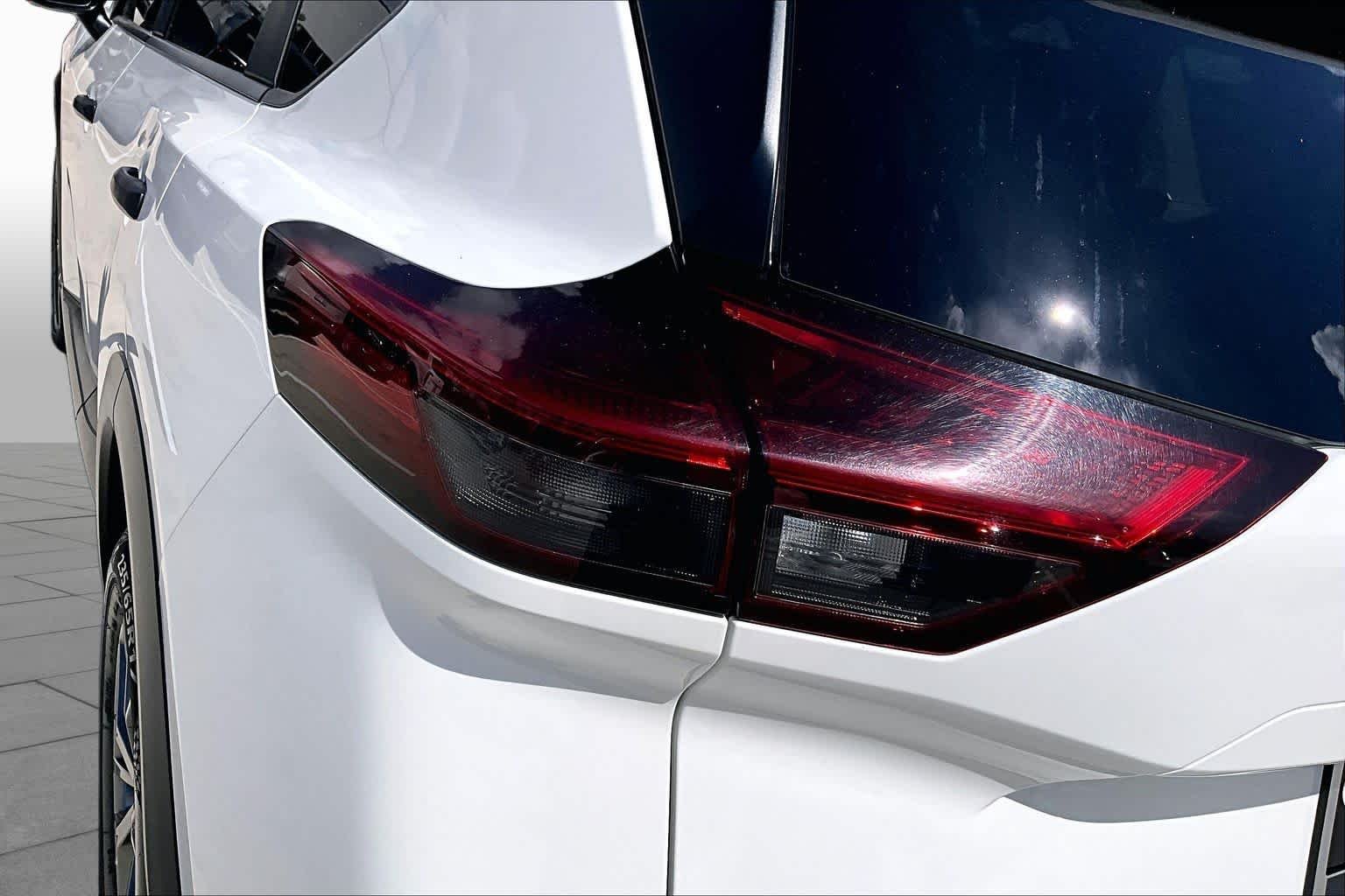 Used 2021 Glacier White Nissan S image 27