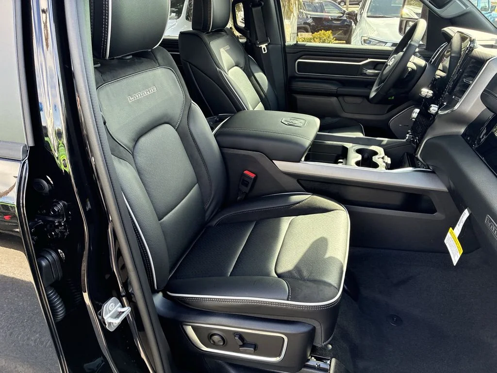 New 2026 Diamond Black Crystal Pearl-Coat Exterior Paint RAM Laramie image 34