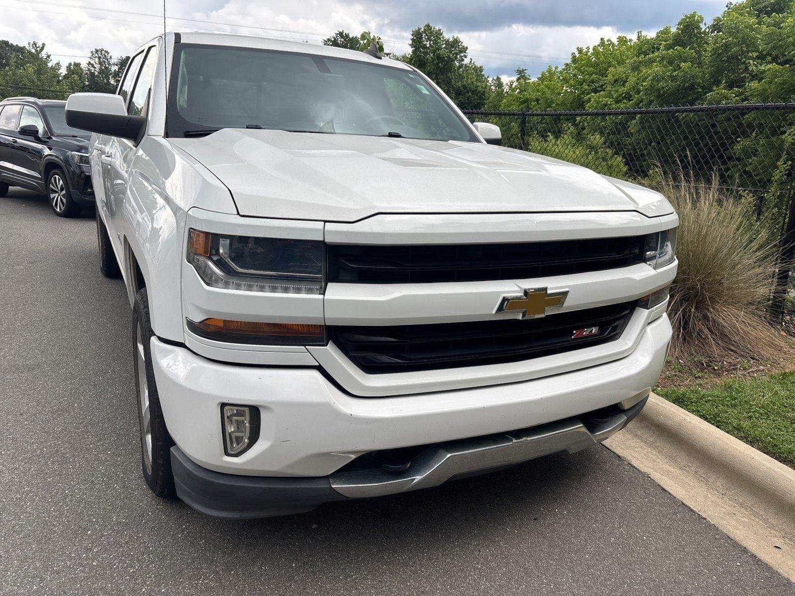 Used 2017 Summit White Chevrolet LT image 5