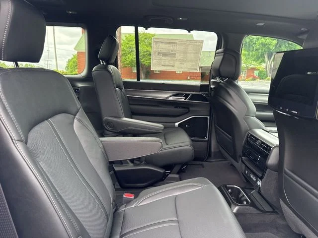 New 2026 Bright White Clear-Coat Exterior Paint Jeep Limited Reserve image 11