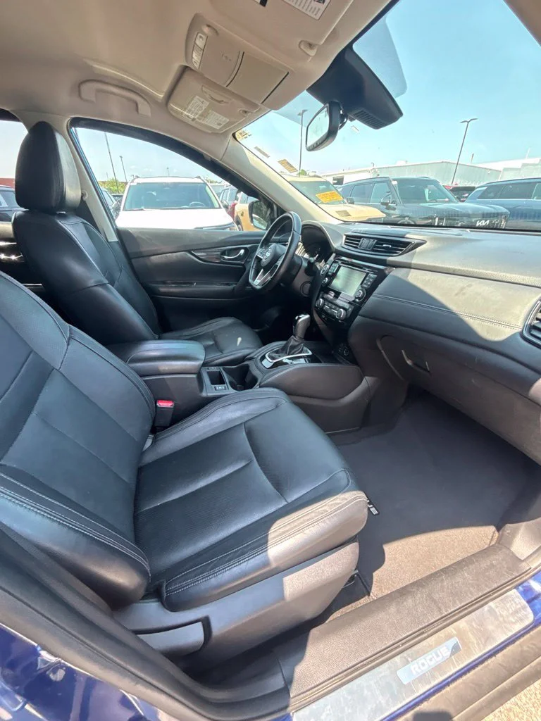 Used 2017 Blue Nissan SL image 24