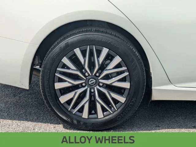 Used 2025 White Nissan 2.5 SV image 12