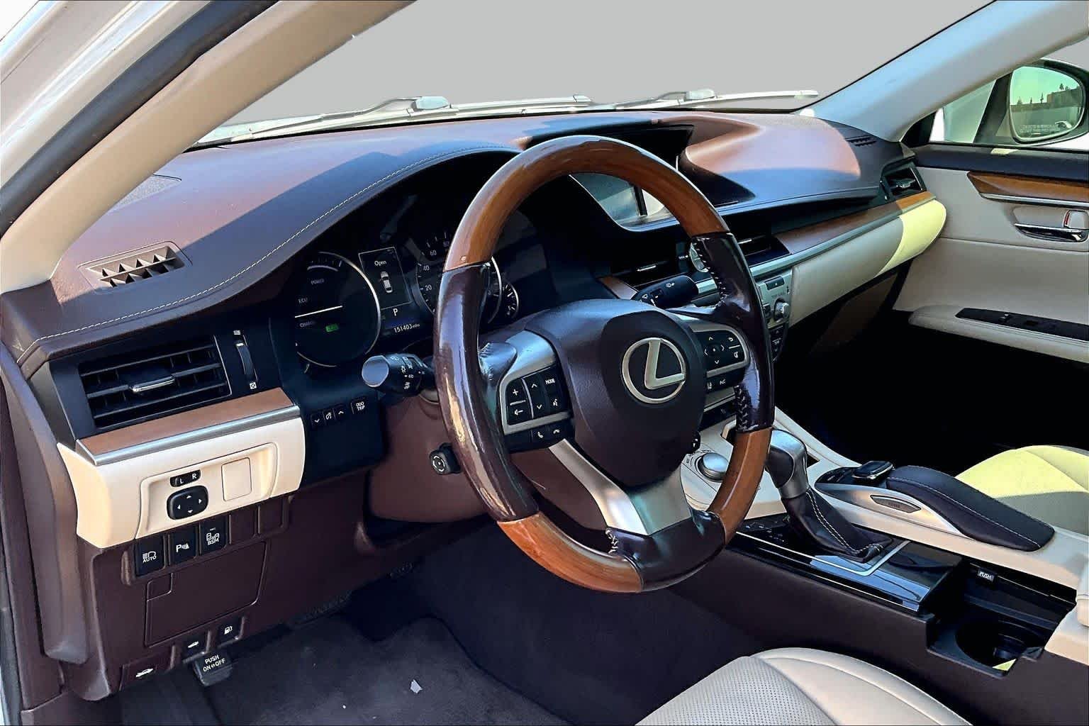 Used 2016 Eminent White Pearl Lexus Hybrid image 17