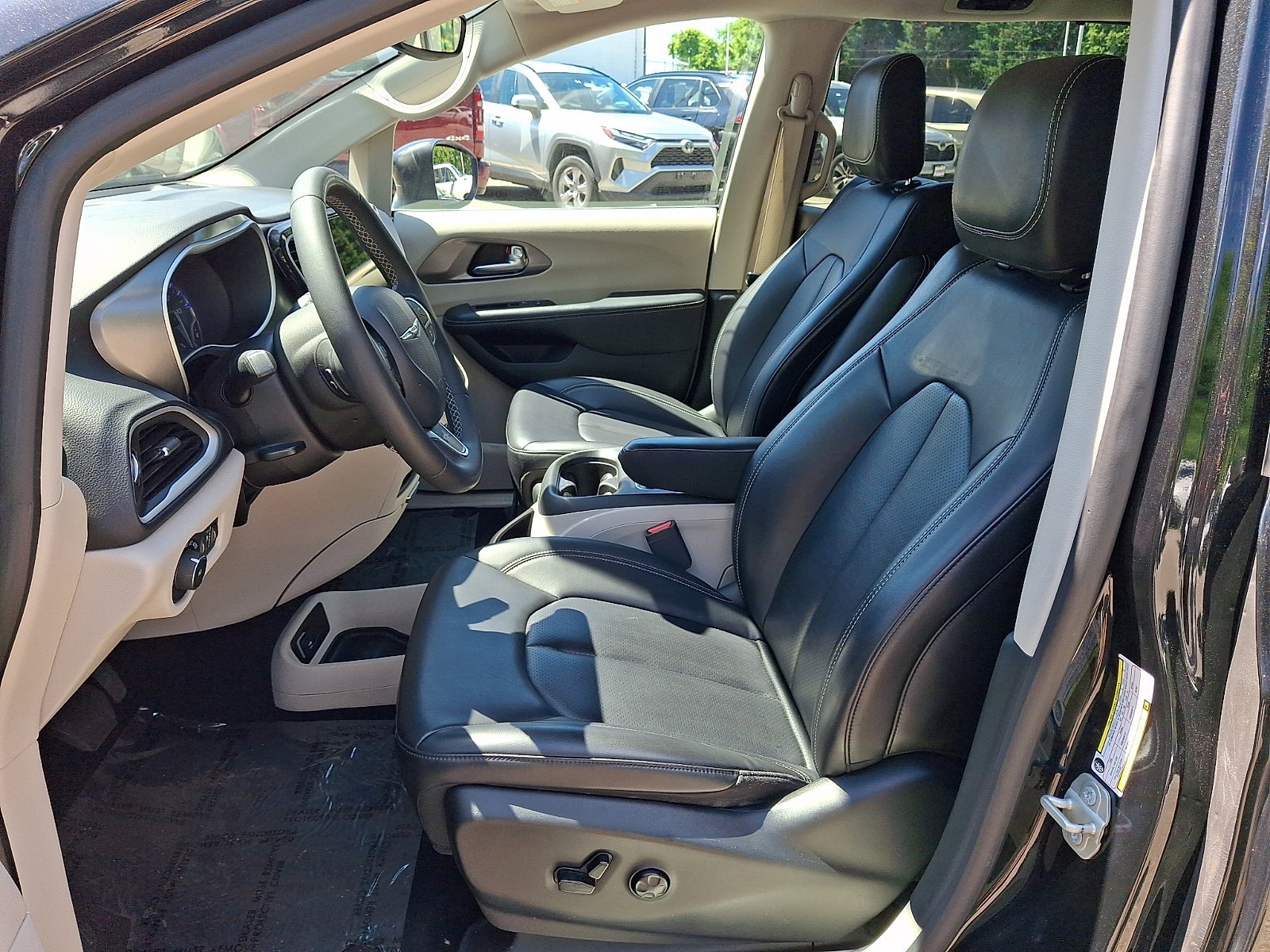 Used 2023 Brilliant Black Crystal Pearlcoat Chrysler Touring L image 14