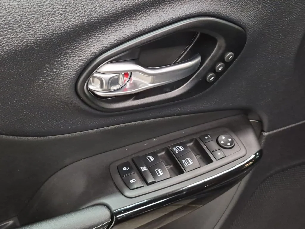 Used 2023 Gray Jeep Altitude image 11