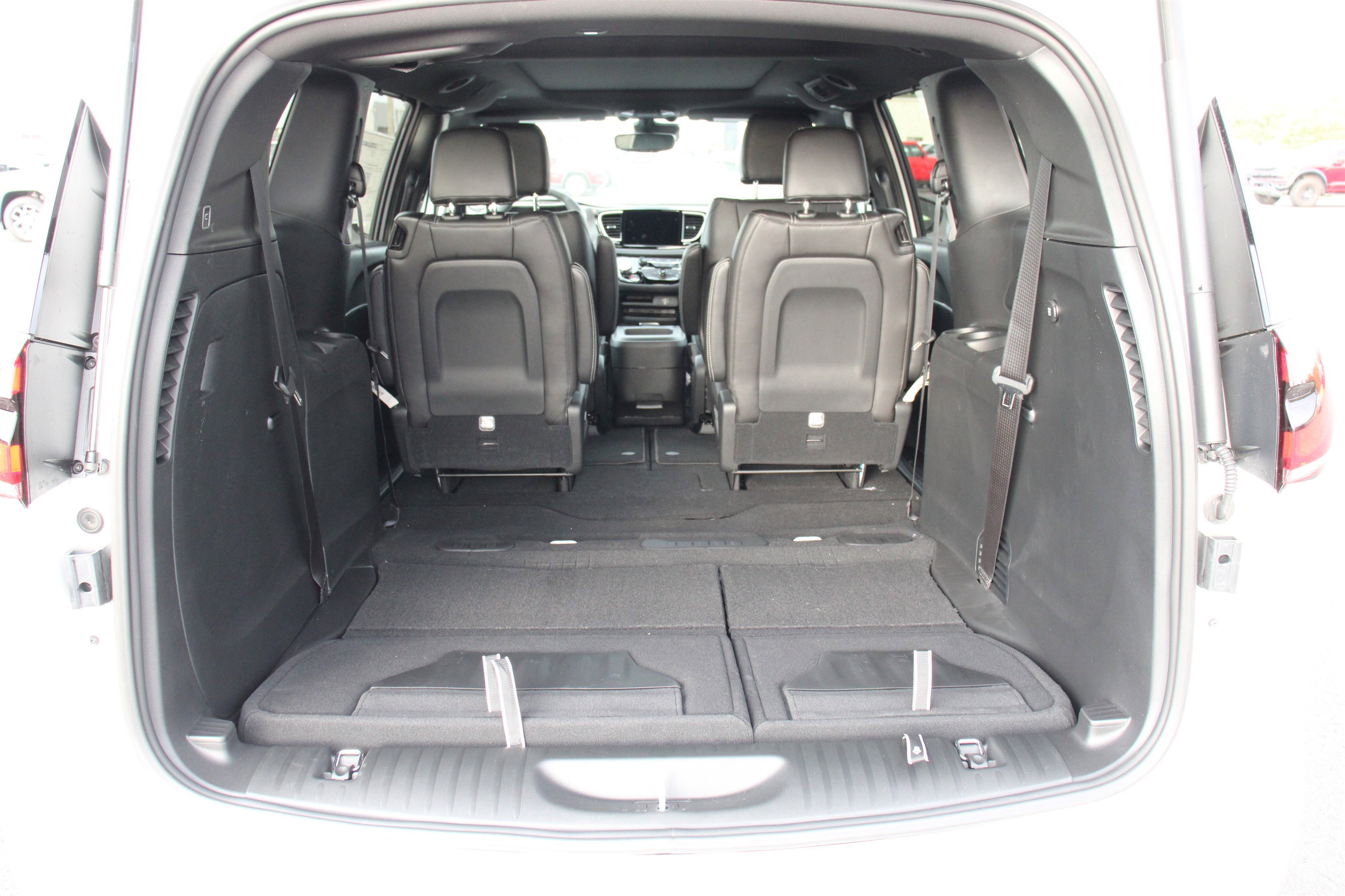 New 2026 Bright White Clear-Coat Exterior Paint Chrysler Select image 28
