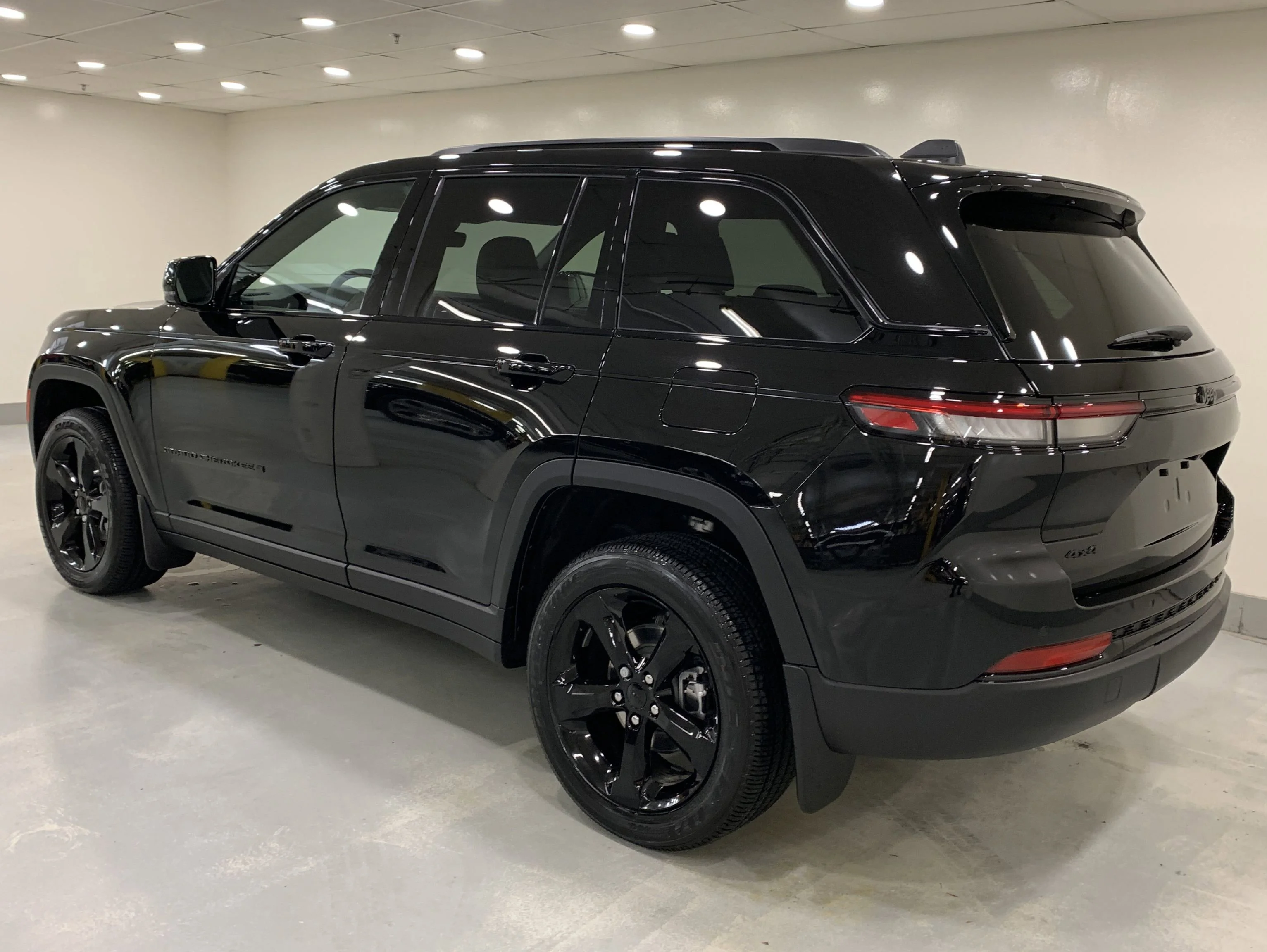 New 2025 Diamond Blk Crystal Pearl Jeep Altitude image 3