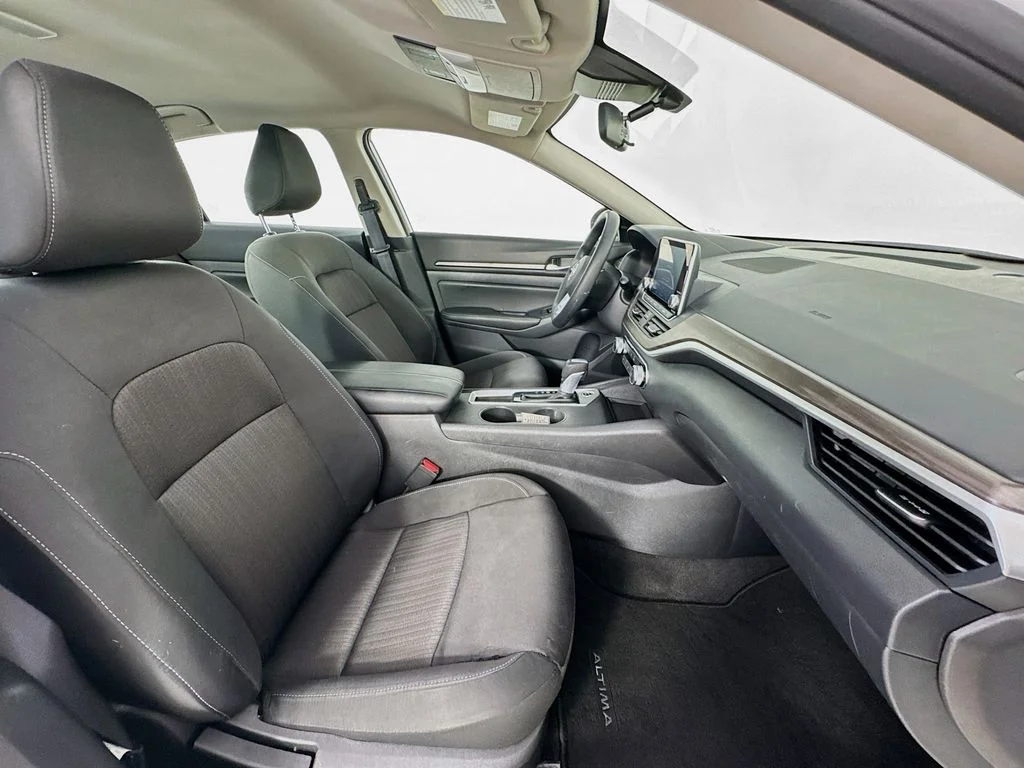 Used 2025 Glacier White Nissan 2.5 SV image 32