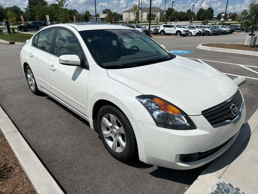 Used 2007 Winter Frost Nissan 3.5 SL image 1