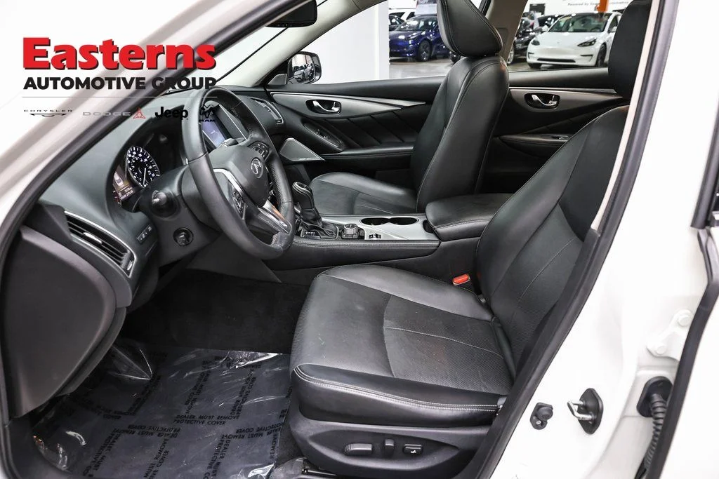 Used 2023 White INFINITI LUXE image 14