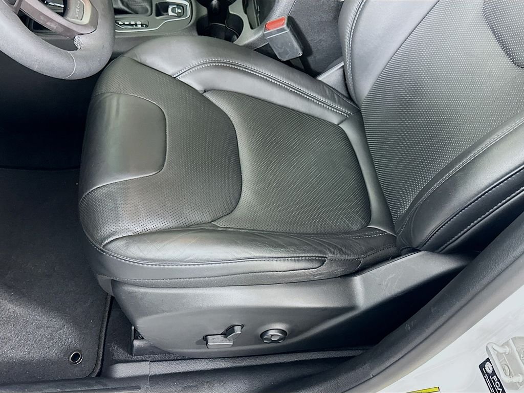 Used 2021 Bright White Clearcoat Jeep Latitude Lux image 19